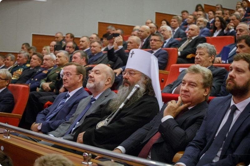 Свердловский губернатор подкрепил предвыборные обещания клятвой в Театре Эстрады 1 Свердловский губернатор подкрепил предвыборные обещания клятвой в Театре Эстрады 1