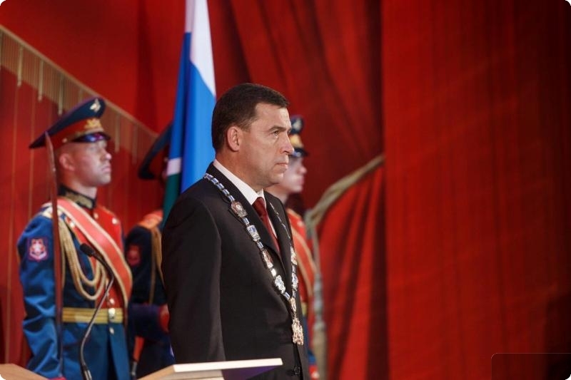 Свердловский губернатор подкрепил предвыборные обещания клятвой в Театре Эстрады 2 Свердловский губернатор подкрепил предвыборные обещания клятвой в Театре Эстрады 2