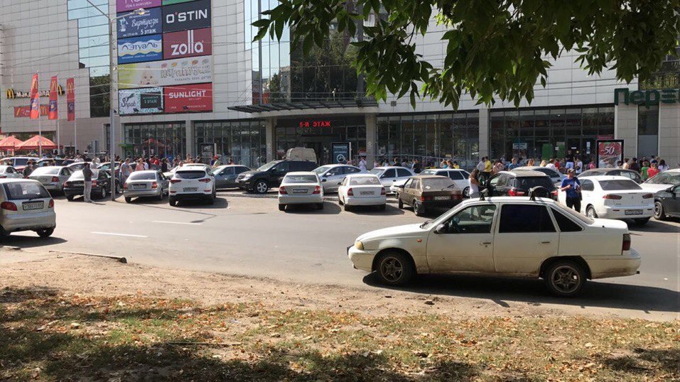 В Ростове эвакуировали несколько торговых центров 2 В Ростове эвакуировали несколько торговых центров 2