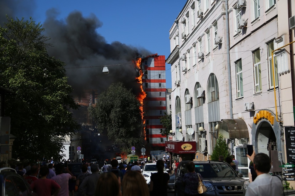В центре Ростова-на-Дону горит гостиница ФОТО 1 В центре Ростова-на-Дону горит гостиница ФОТО 1
