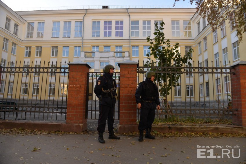 «Сорвали урок танцев»: школы Екатеринбурга «минируют» и эвакуируют 1 «Сорвали урок танцев»: школы Екатеринбурга «минируют» и эвакуируют 1