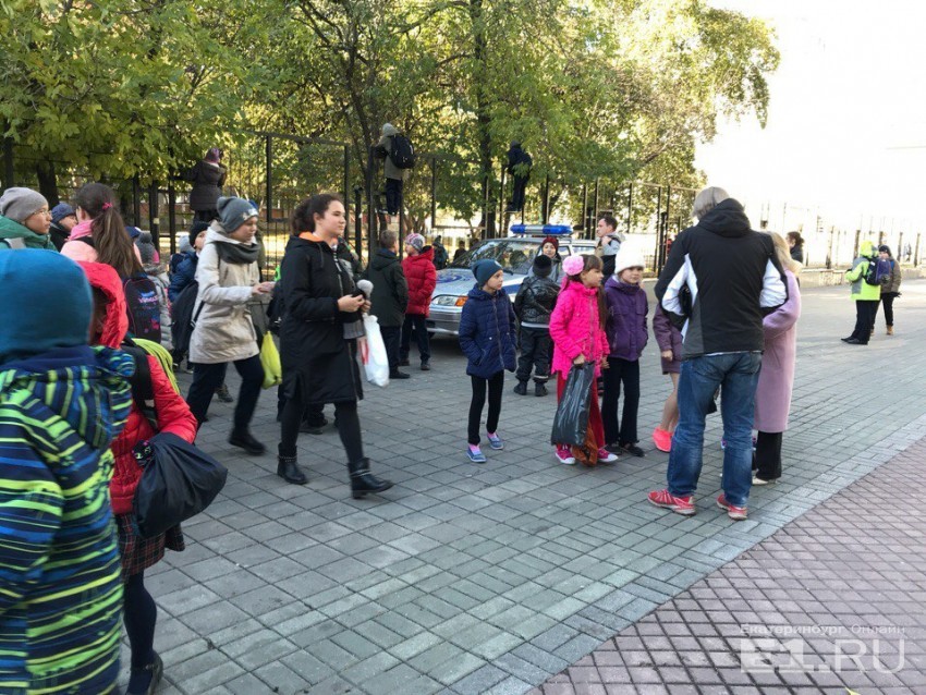 «Сорвали урок танцев»: школы Екатеринбурга «минируют» и эвакуируют 3 «Сорвали урок танцев»: школы Екатеринбурга «минируют» и эвакуируют 3