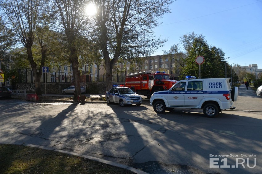 «Сорвали урок танцев»: школы Екатеринбурга «минируют» и эвакуируют 2 «Сорвали урок танцев»: школы Екатеринбурга «минируют» и эвакуируют 2