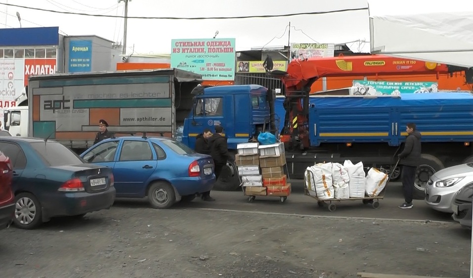 Организованный погорельцами на "Темернике" стихийный рынок власти Ростова разгоняют 2 Организованный погорельцами на "Темернике" стихийный рынок власти Ростова разгоняют 2