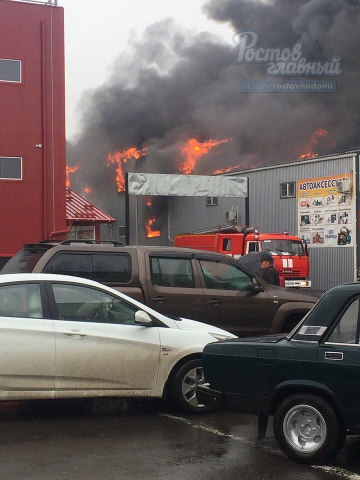 В Ростове-на-Дону горит ещё один рынок 1 В Ростове-на-Дону горит ещё один рынок 1