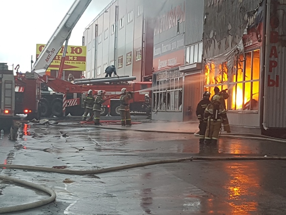 Торговцы с "Атланта" говорят о коротком замыкании в сгоревшем павильоне (ФОТО) 2 Торговцы с "Атланта" говорят о коротком замыкании в сгоревшем павильоне (ФОТО) 2