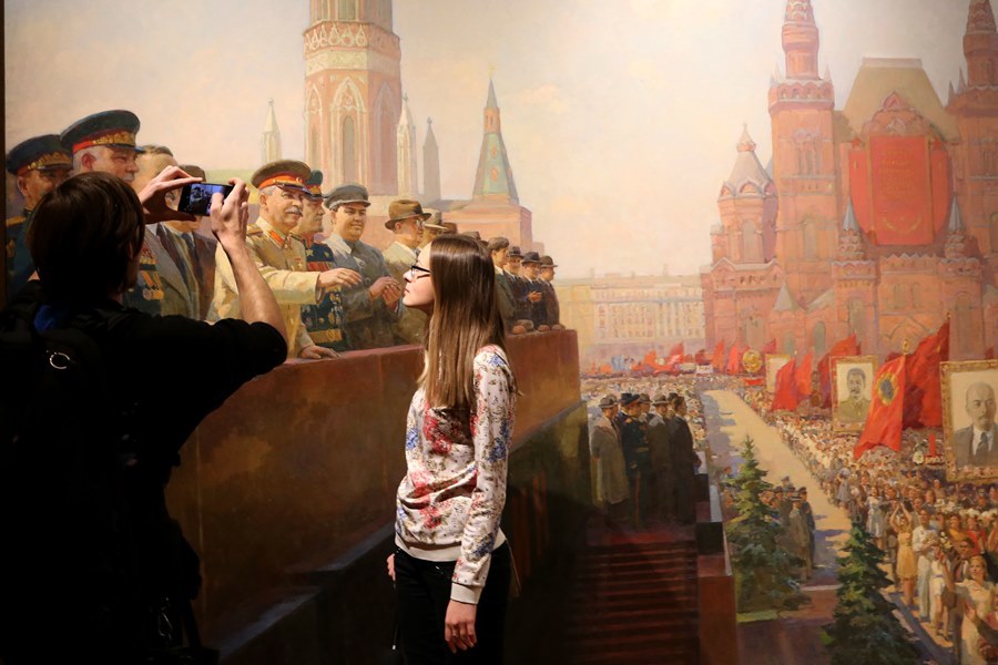 В НГХМ открылась выставка к 100-летию русских революций «Красная Атлантида» 5 В НГХМ открылась выставка к 100-летию русских революций «Красная Атлантида» 5