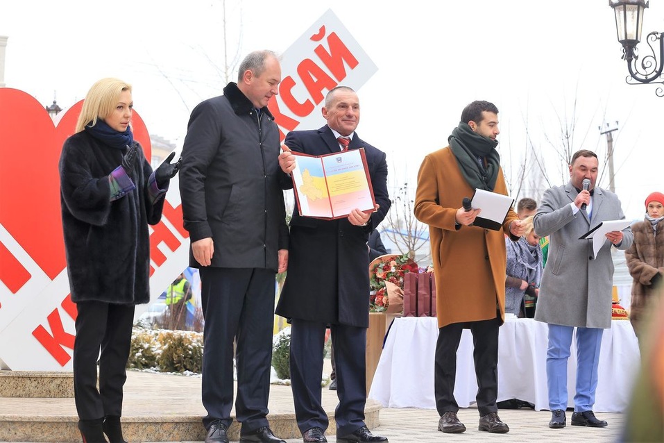 Новоселье с Иваном Ургантом. В «Красном Аксае» сдали первые дома
и открыли аллею 4 Новоселье с Иваном Ургантом. В «Красном Аксае» сдали первые дома
и открыли аллею 4