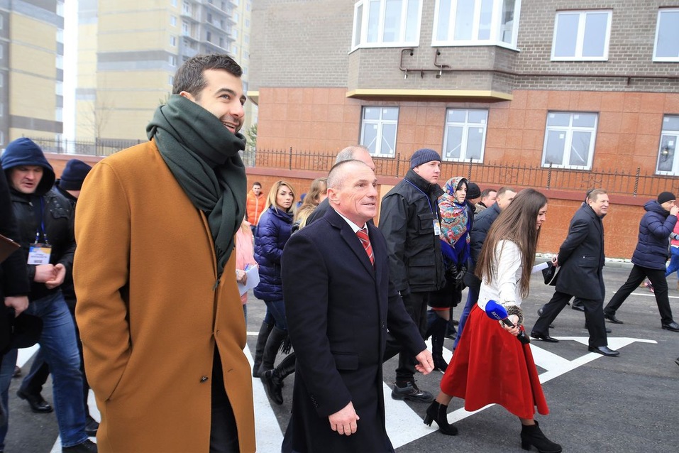 Новоселье с Иваном Ургантом. В «Красном Аксае» сдали первые дома
и открыли аллею 7 Новоселье с Иваном Ургантом. В «Красном Аксае» сдали первые дома
и открыли аллею 7