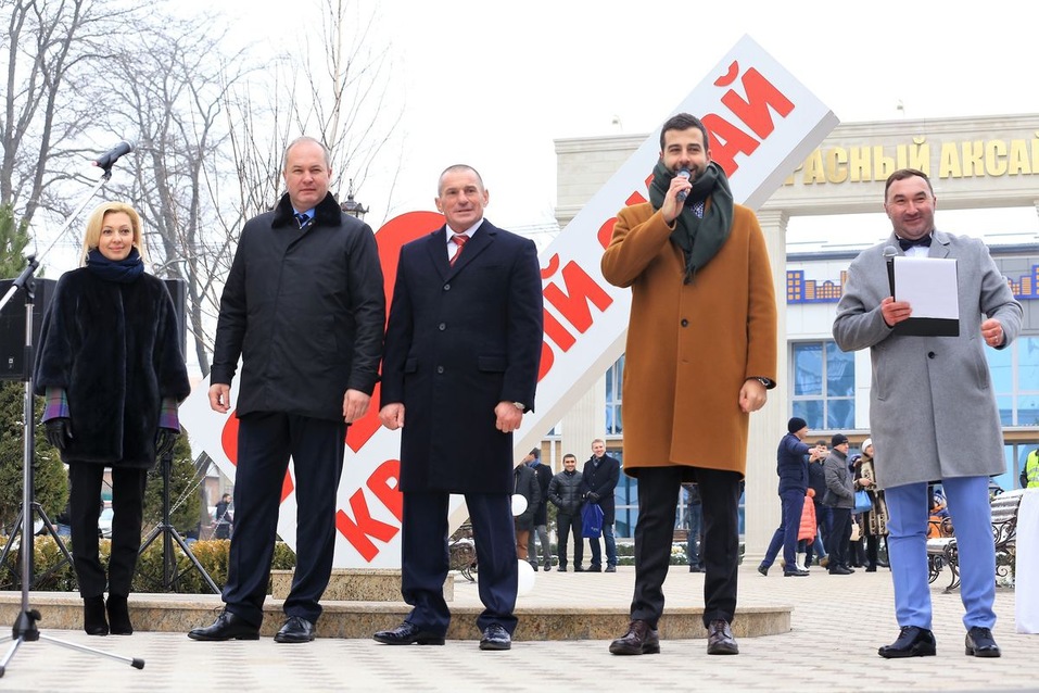 Новоселье с Иваном Ургантом. В «Красном Аксае» сдали первые дома
и открыли аллею 6 Новоселье с Иваном Ургантом. В «Красном Аксае» сдали первые дома
и открыли аллею 6