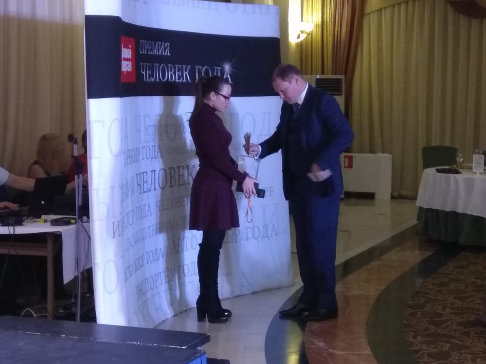 Гость церемонии "Человек года" заплатил за фотоальбом губернатора 100 тыс рублей 1 Гость церемонии "Человек года" заплатил за фотоальбом губернатора 100 тыс рублей 1