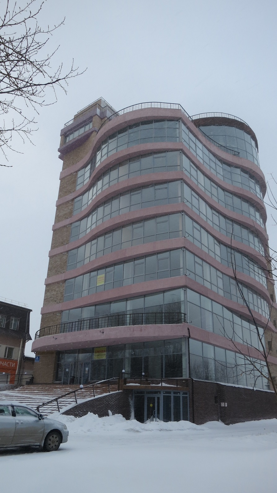 В Новосибирске открылся бизнес-центр необычной формы и с окнами в пол 1 В Новосибирске открылся бизнес-центр необычной формы и с окнами в пол 1