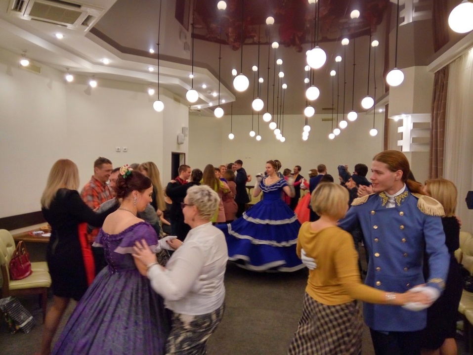 Новосибирских директоров научили танцевать испанский вальс и галоп 1 Новосибирских директоров научили танцевать испанский вальс и галоп 1