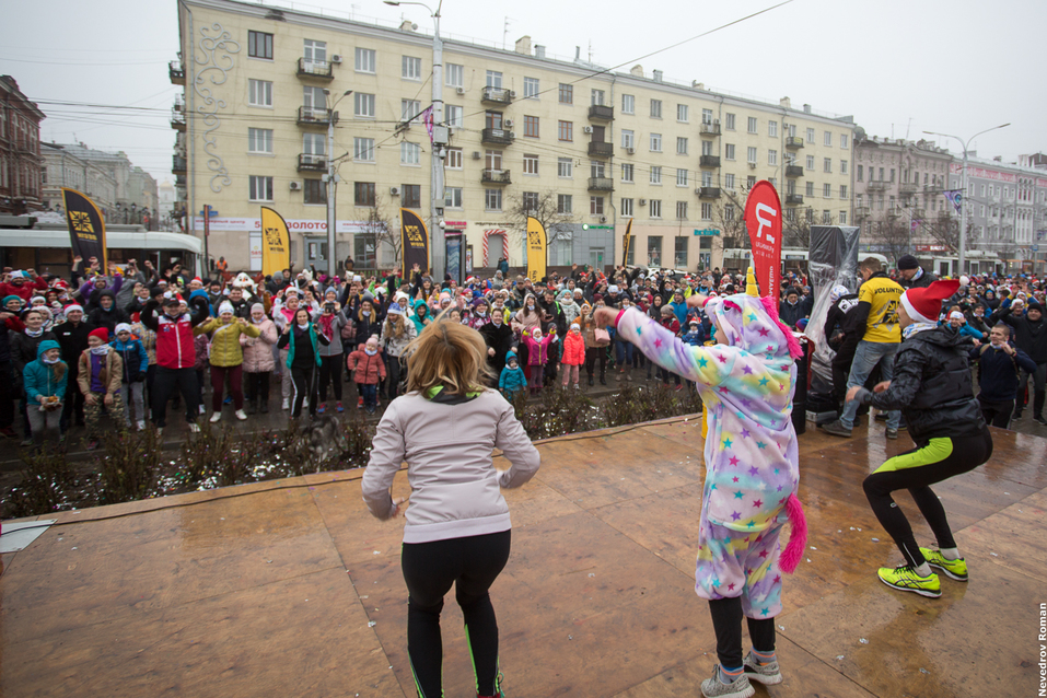 В первый день нового года тысячи жителей Ростова вышли на пробежку 1 В первый день нового года тысячи жителей Ростова вышли на пробежку 1