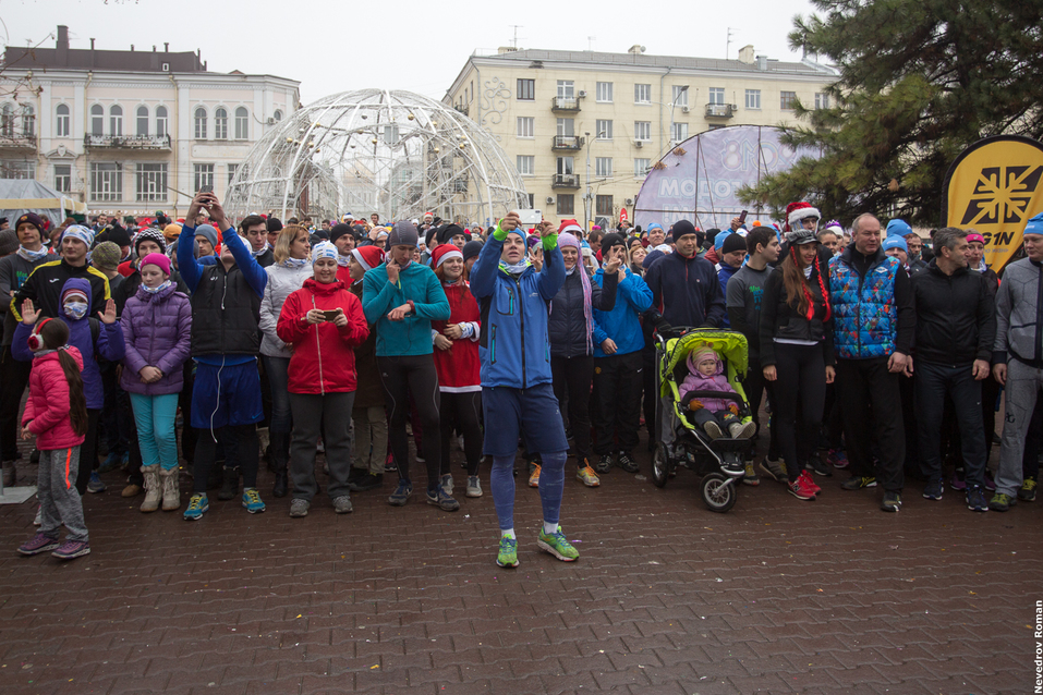 В первый день нового года тысячи жителей Ростова вышли на пробежку 3 В первый день нового года тысячи жителей Ростова вышли на пробежку 3