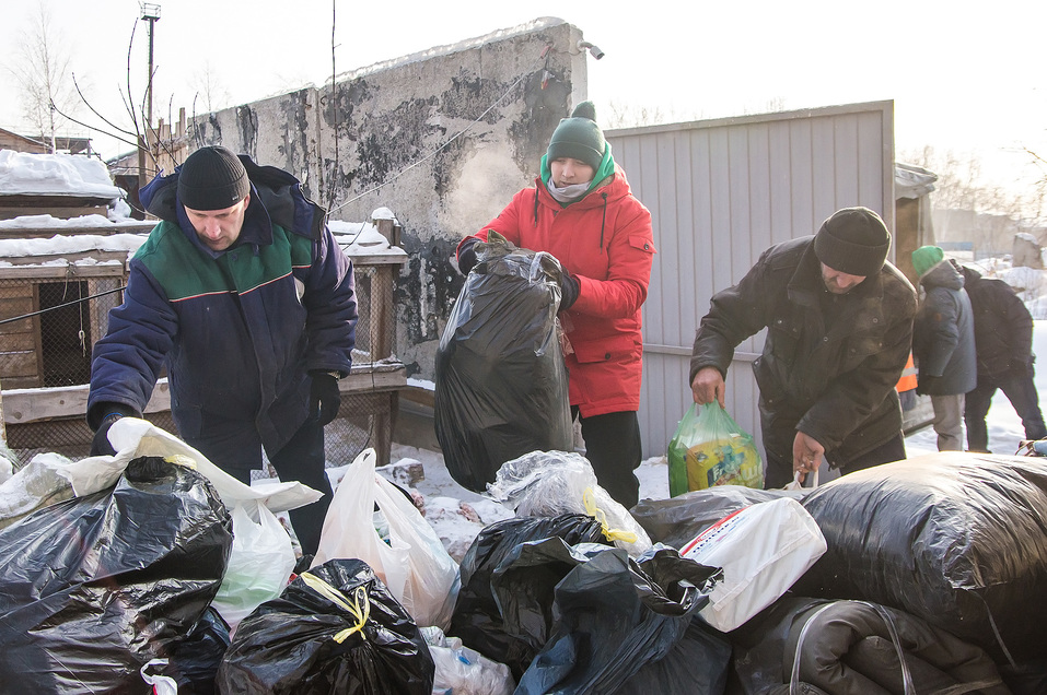 Сотрудники «СИБЭКО» передали более тонны вещей для бездомных животных
2 Сотрудники «СИБЭКО» передали более тонны вещей для бездомных животных
2