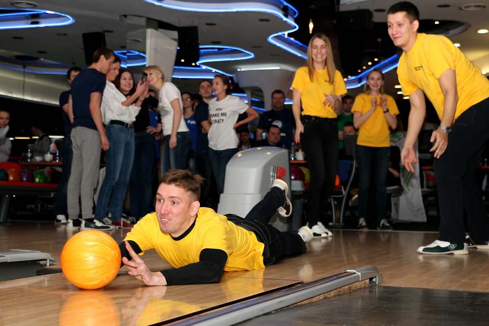 Новосибирские банкиры и финансисты померились силами в боулинге 16 Новосибирские банкиры и финансисты померились силами в боулинге 16