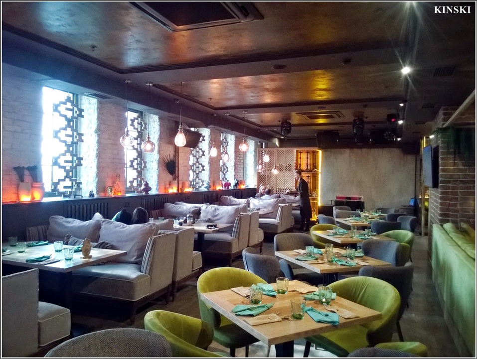 «Шах и мята»: хостес-модели, провальный чизкейк и лягушки в уборной — Глориан Кински 1 «Шах и мята»: хостес-модели, провальный чизкейк и лягушки в уборной — Глориан Кински 1