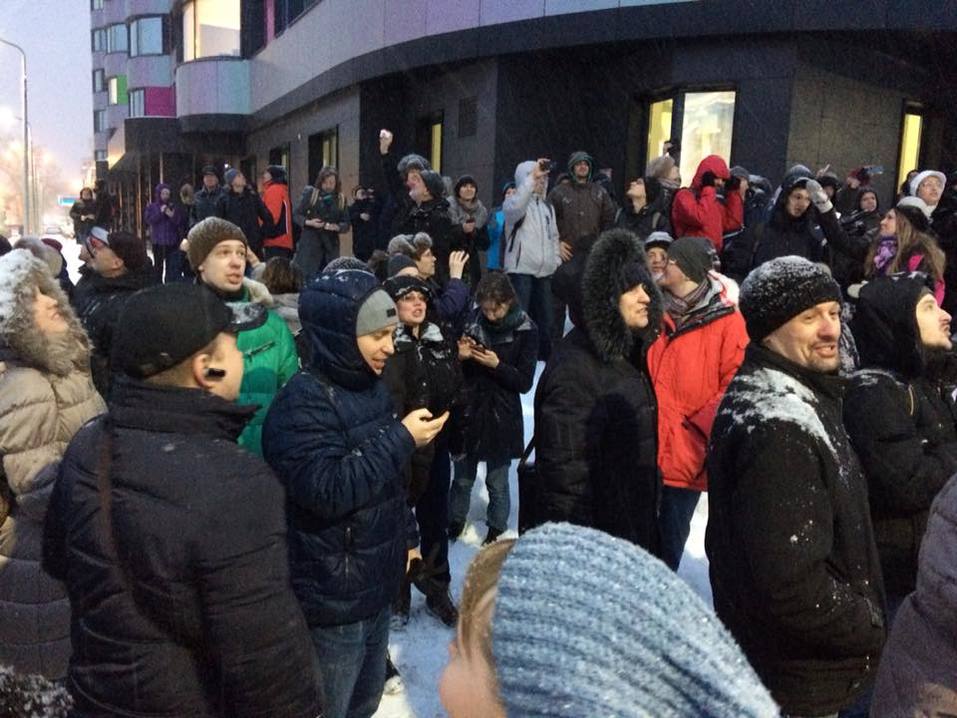 На прощальные «обнимашки» с екатеринбургской телебашней вышли сотни горожан
3 На прощальные «обнимашки» с екатеринбургской телебашней вышли сотни горожан
3