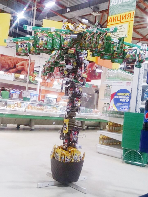 В гипермаркетах «Аллея» в Красноярске построили пальмы из конфет и корабли из семечек 1 В гипермаркетах «Аллея» в Красноярске построили пальмы из конфет и корабли из семечек 1