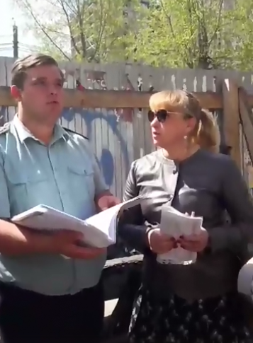 «Ты на мою землю приехал!» Приставы и жители разогнали скандальную стройку в Челябинске 4 «Ты на мою землю приехал!» Приставы и жители разогнали скандальную стройку в Челябинске 4