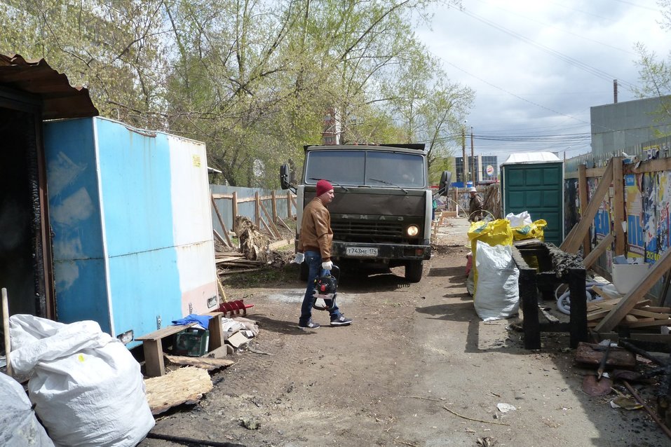 «Ты на мою землю приехал!» Приставы и жители разогнали скандальную стройку в Челябинске 5 «Ты на мою землю приехал!» Приставы и жители разогнали скандальную стройку в Челябинске 5