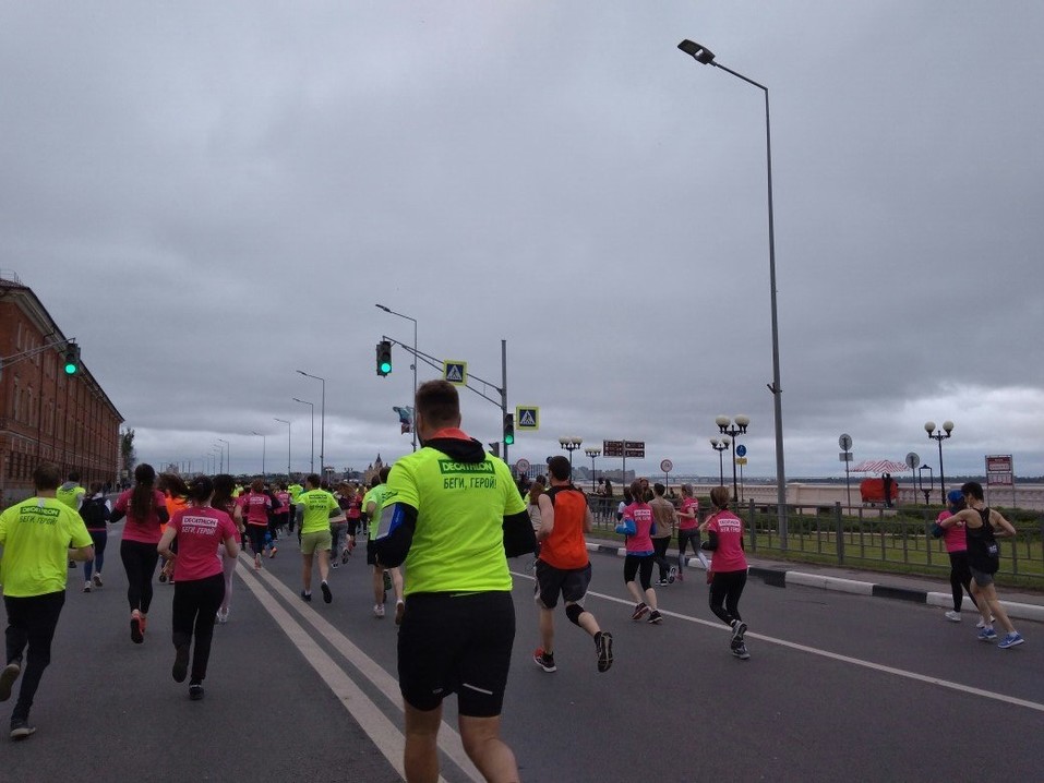 «Пыхтели, но бежали». В Нижнем Новгороде прошел четвертый полумарафон «Беги, герой!». ФОТО 4 «Пыхтели, но бежали». В Нижнем Новгороде прошел четвертый полумарафон «Беги, герой!». ФОТО 4