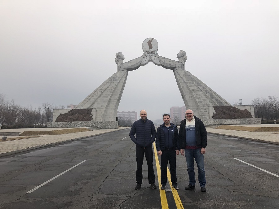«3 евро за мегабайт трафика, автограф Майкла Джордана и айфоны». Банкир о поездке в КНДР 1 «3 евро за мегабайт трафика, автограф Майкла Джордана и айфоны». Банкир о поездке в КНДР 1