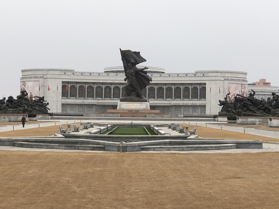 «3 евро за мегабайт трафика, автограф Майкла Джордана и айфоны». Банкир о поездке в КНДР 7 «3 евро за мегабайт трафика, автограф Майкла Джордана и айфоны». Банкир о поездке в КНДР 7