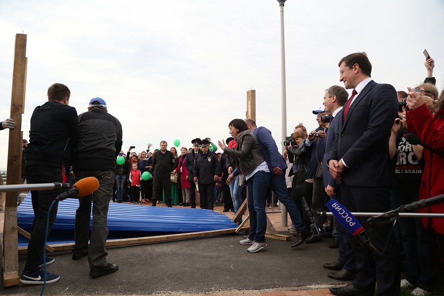 Остался только в виде арт-объекта. Как в Нижнем Новгороде сносили синий забор. ФОТО 1 Остался только в виде арт-объекта. Как в Нижнем Новгороде сносили синий забор. ФОТО 1