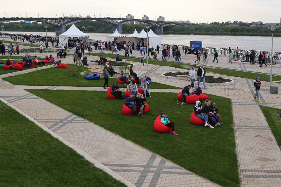 Остался только в виде арт-объекта. Как в Нижнем Новгороде сносили синий забор. ФОТО 2 Остался только в виде арт-объекта. Как в Нижнем Новгороде сносили синий забор. ФОТО 2