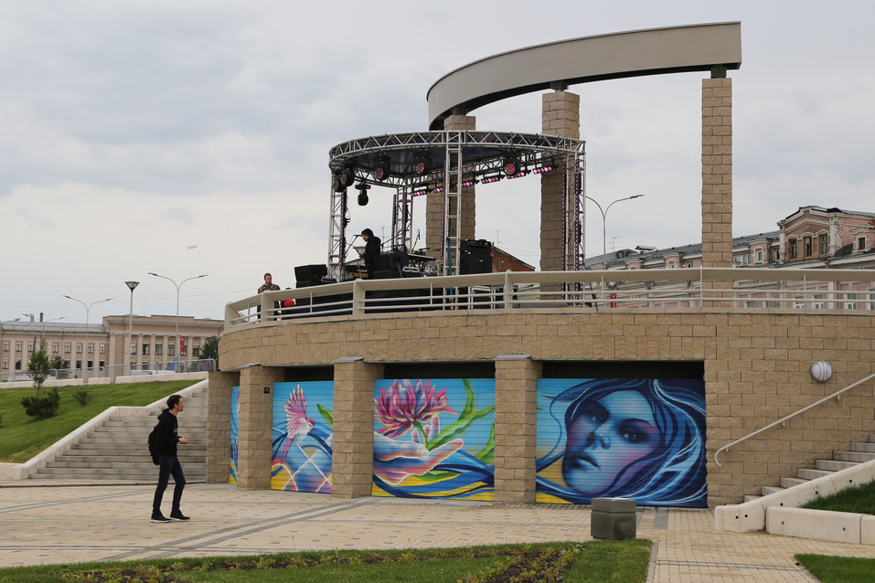 Остался только в виде арт-объекта. Как в Нижнем Новгороде сносили синий забор. ФОТО 3 Остался только в виде арт-объекта. Как в Нижнем Новгороде сносили синий забор. ФОТО 3