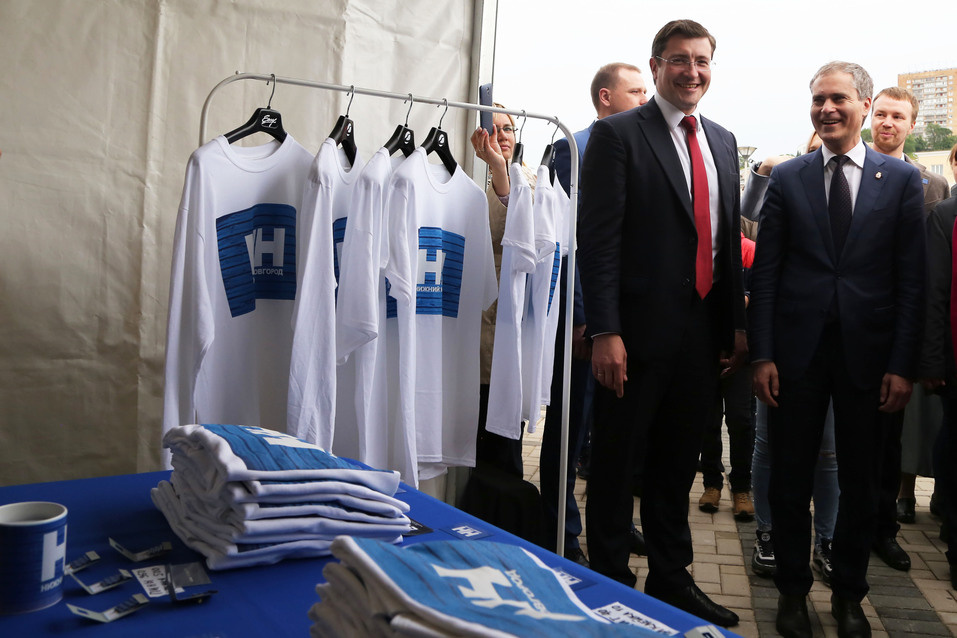 Остался только в виде арт-объекта. Как в Нижнем Новгороде сносили синий забор. ФОТО 4 Остался только в виде арт-объекта. Как в Нижнем Новгороде сносили синий забор. ФОТО 4