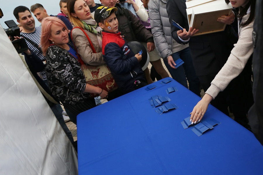 Остался только в виде арт-объекта. Как в Нижнем Новгороде сносили синий забор. ФОТО 5 Остался только в виде арт-объекта. Как в Нижнем Новгороде сносили синий забор. ФОТО 5