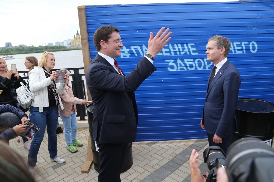 Остался только в виде арт-объекта. Как в Нижнем Новгороде сносили синий забор. ФОТО 6 Остался только в виде арт-объекта. Как в Нижнем Новгороде сносили синий забор. ФОТО 6