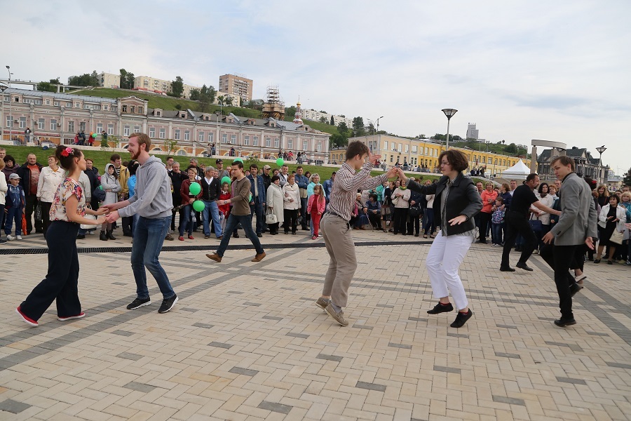 Остался только в виде арт-объекта. Как в Нижнем Новгороде сносили синий забор. ФОТО 8 Остался только в виде арт-объекта. Как в Нижнем Новгороде сносили синий забор. ФОТО 8