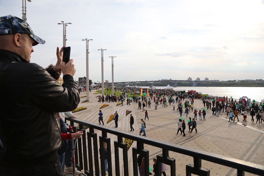 Остался только в виде арт-объекта. Как в Нижнем Новгороде сносили синий забор. ФОТО 10 Остался только в виде арт-объекта. Как в Нижнем Новгороде сносили синий забор. ФОТО 10