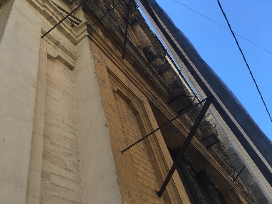 В Ростове без разрешения закрыли баннером памятник архитектуры 2 В Ростове без разрешения закрыли баннером памятник архитектуры 2