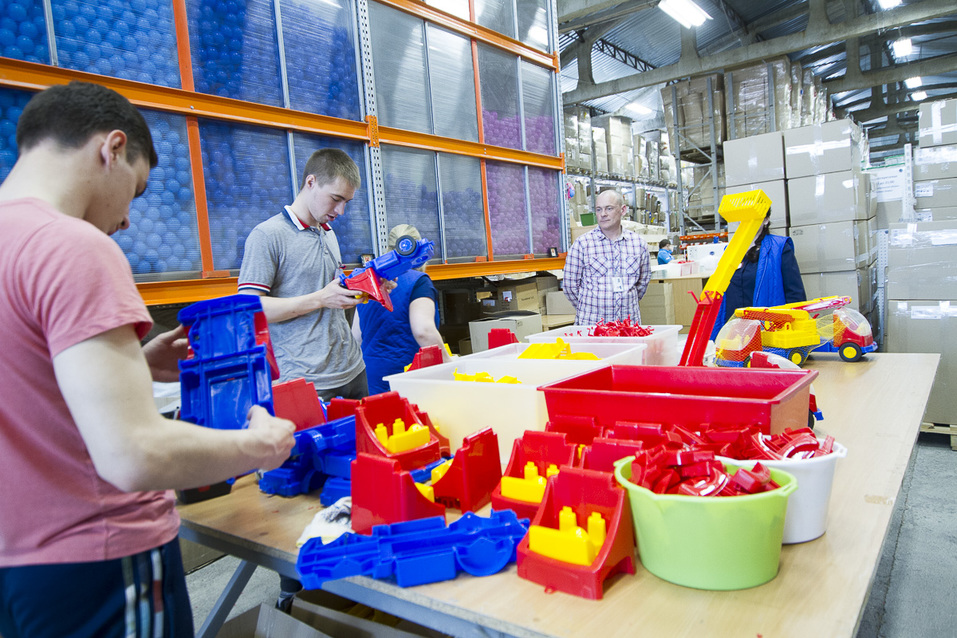 «Проверяю игрушки на внуке». Как «Сима-Ленд» производит мыльные пузыри и велосипеды 1 «Проверяю игрушки на внуке». Как «Сима-Ленд» производит мыльные пузыри и велосипеды 1