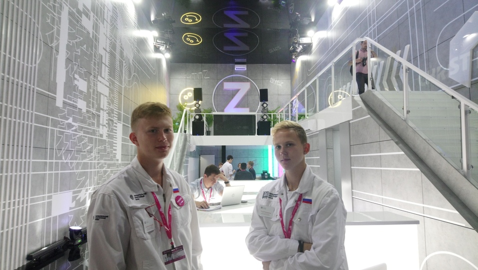 Роскошь РМК, тусовка ЧТПЗ и урбан-лавки. Каким Южный Урал выглядит на «Иннопроме» 15 Роскошь РМК, тусовка ЧТПЗ и урбан-лавки. Каким Южный Урал выглядит на «Иннопроме» 15