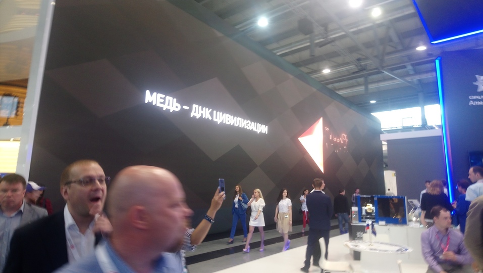 Роскошь РМК, тусовка ЧТПЗ и урбан-лавки. Каким Южный Урал выглядит на «Иннопроме» 9 Роскошь РМК, тусовка ЧТПЗ и урбан-лавки. Каким Южный Урал выглядит на «Иннопроме» 9