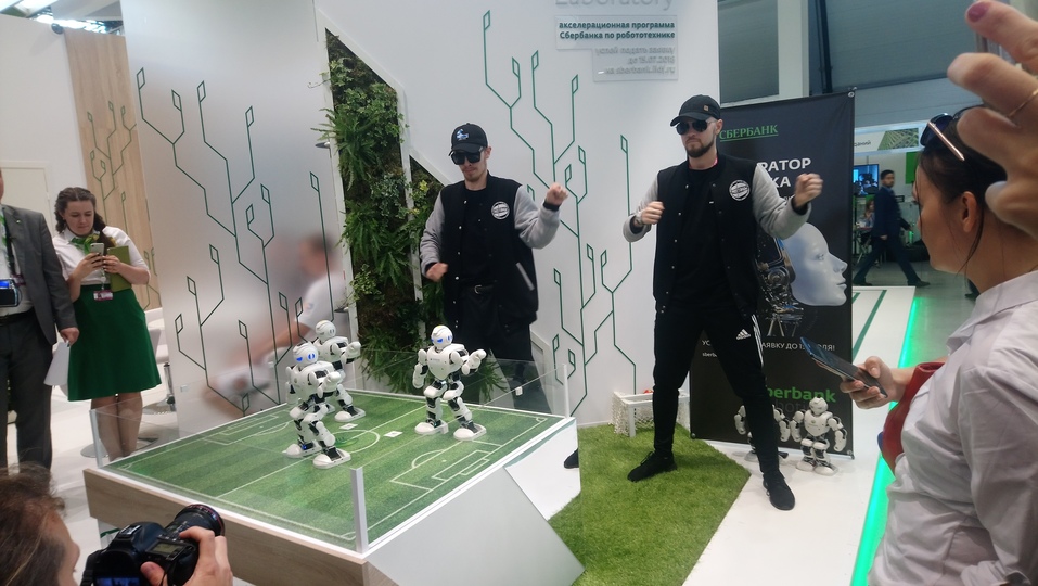 Роскошь РМК, тусовка ЧТПЗ и урбан-лавки. Каким Южный Урал выглядит на «Иннопроме» 11 Роскошь РМК, тусовка ЧТПЗ и урбан-лавки. Каким Южный Урал выглядит на «Иннопроме» 11