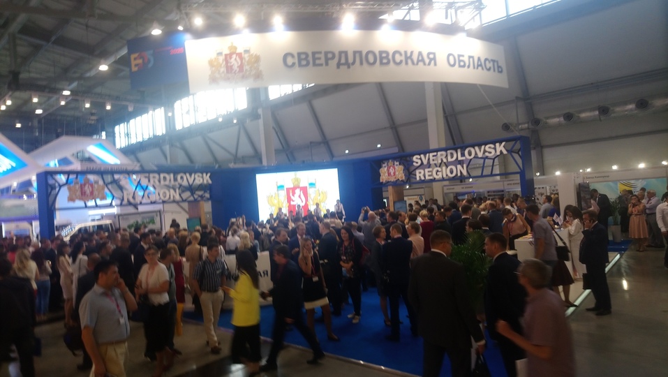 Роскошь РМК, тусовка ЧТПЗ и урбан-лавки. Каким Южный Урал выглядит на «Иннопроме» 16 Роскошь РМК, тусовка ЧТПЗ и урбан-лавки. Каким Южный Урал выглядит на «Иннопроме» 16