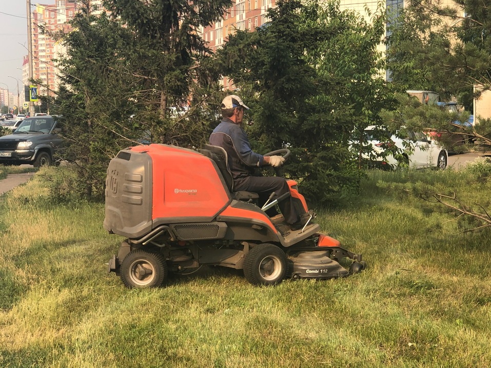Минитракторы против мотокос: в Красноярске закупили новую технику для ухода за газонами 2 Минитракторы против мотокос: в Красноярске закупили новую технику для ухода за газонами 2
