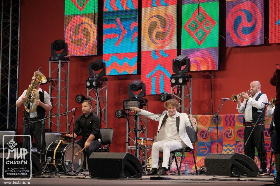 Драйв и дзен в Шушенском: зачем 30 тысяч человек поехали в глубинку
4 Драйв и дзен в Шушенском: зачем 30 тысяч человек поехали в глубинку
4