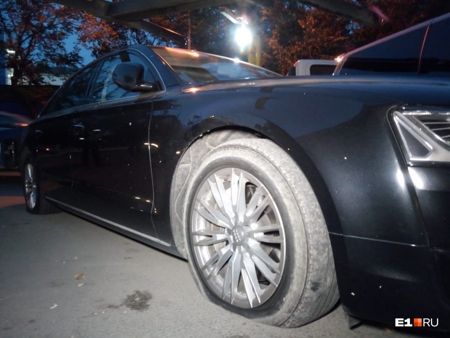 Уходили на спущенных колесах. В Екатеринбурге расстреляли иномарку из автомата
1 Уходили на спущенных колесах. В Екатеринбурге расстреляли иномарку из автомата
1