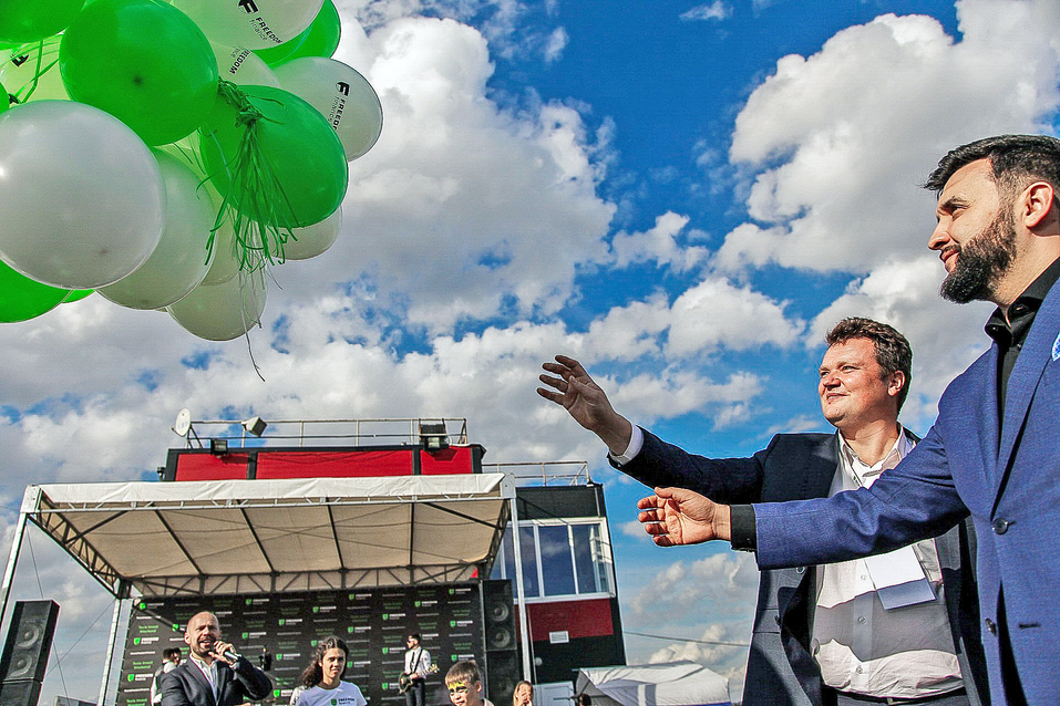 Внутри НЛО: тест-драйв «американской мечты» в Красноярске (видео)
1 Внутри НЛО: тест-драйв «американской мечты» в Красноярске (видео)
1