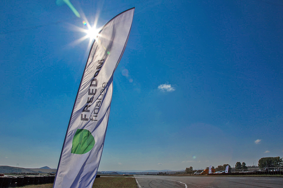 Внутри НЛО: тест-драйв «американской мечты» в Красноярске (видео)
3 Внутри НЛО: тест-драйв «американской мечты» в Красноярске (видео)
3