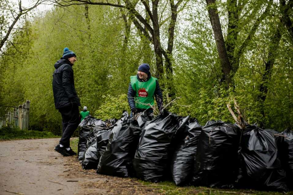 Около 200 волонтеров вышли на уборку берега реки Ельцовка 2 Около 200 волонтеров вышли на уборку берега реки Ельцовка 2
