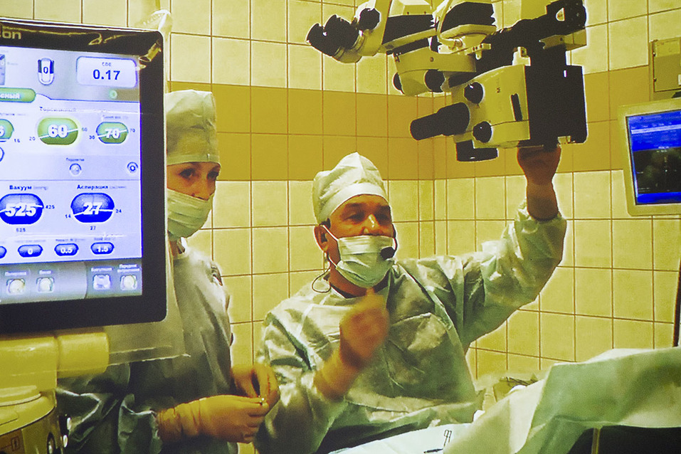 Миллионной пациентке вернули зрение в прямом эфире 1 Миллионной пациентке вернули зрение в прямом эфире 1